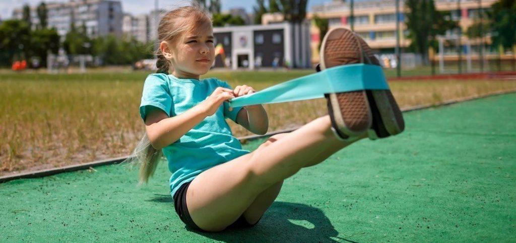 Kinder Übungen mit Trainiingsband Kinder Übungen mit Trainiingsband
